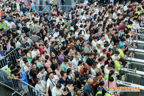 人流如潮星聚上海 第116屆中國(guó)日用百貨商品交易會(huì)盛大開幕